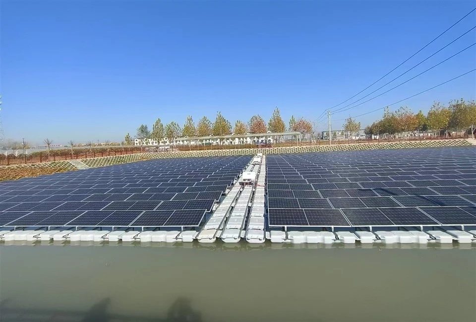 rigid floating solar system with metal supports_