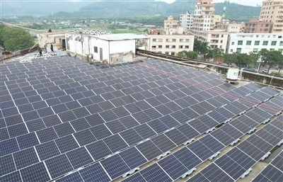 Het installeren van zonnepanelen op plat dak